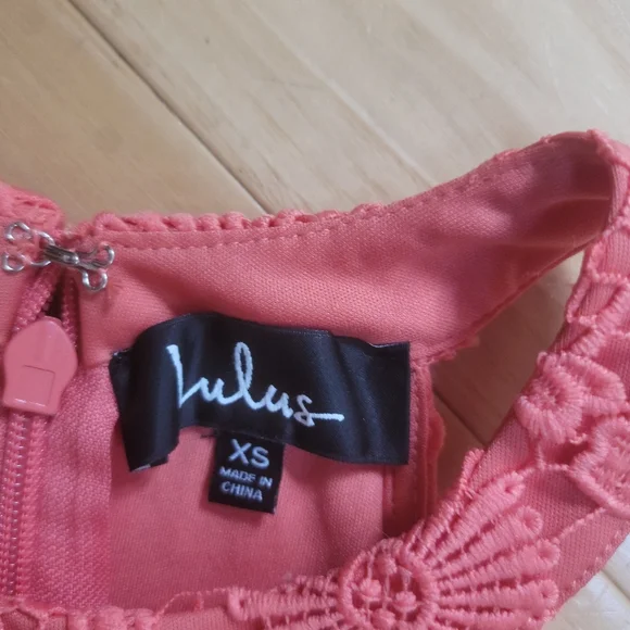 LULU'S Dress size xs, coral color with lace, excellent condition! - Picture 3 of 3